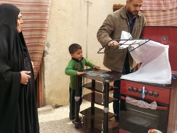 A widow salwa abdul-Mahdi receives gas oven, television table and sum of money through donations from benefactors