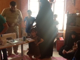 فرع البصره :افتتاح الدوره الثانيه في قضاء المدينه لتعليم النساء مهنة الخياطة ومنحهم فرصة العمل فيها