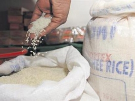 Two of the good folk donate 100 kilograms of rice for the benefit of 25 families from the Al-Grayaat area.