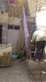 مركز ارشاد مدينة الصدر يكمل اصلاح درجات سلم منزل الارملة احلام بعد الانتهاء من ترميم السقف المتهالك