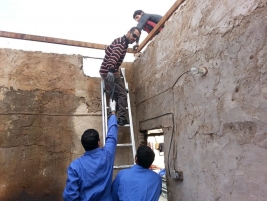 احد المحسنين يتبرع ومركز ارشاد ورعاية المواطنين (فرع النجف) يقوم بتغيير سقف منزل الارملة بدرية